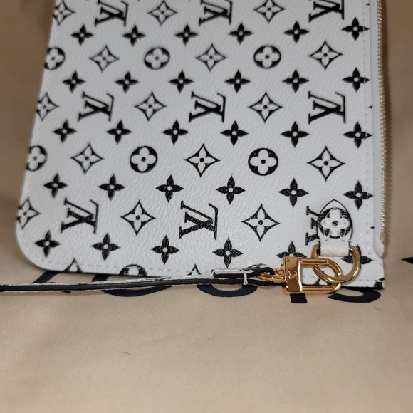 Louis Vuitton Giant White Black Wristlet Pouch from Neverfull MM Giant Khaki Bag - Picture 15 of 17